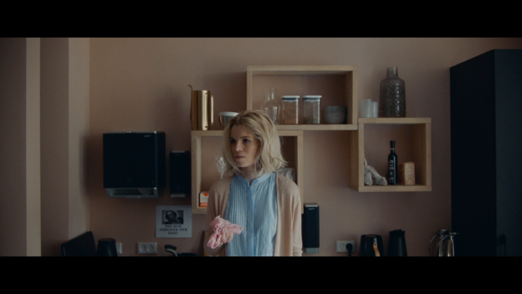 En flirt 00:27:03.38 - 00:29:05.03