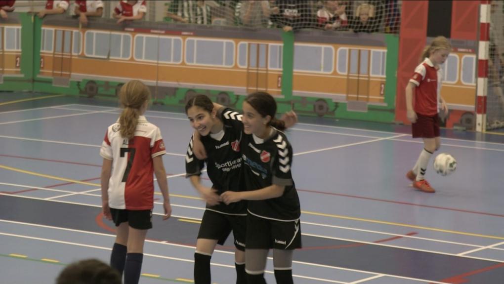 Girls United (10:14) - Mit hold forsvinder!